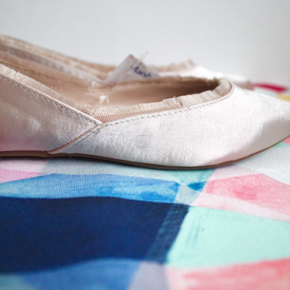 Rampage Pink Satin Pointed Flags - Picture 4 of 4